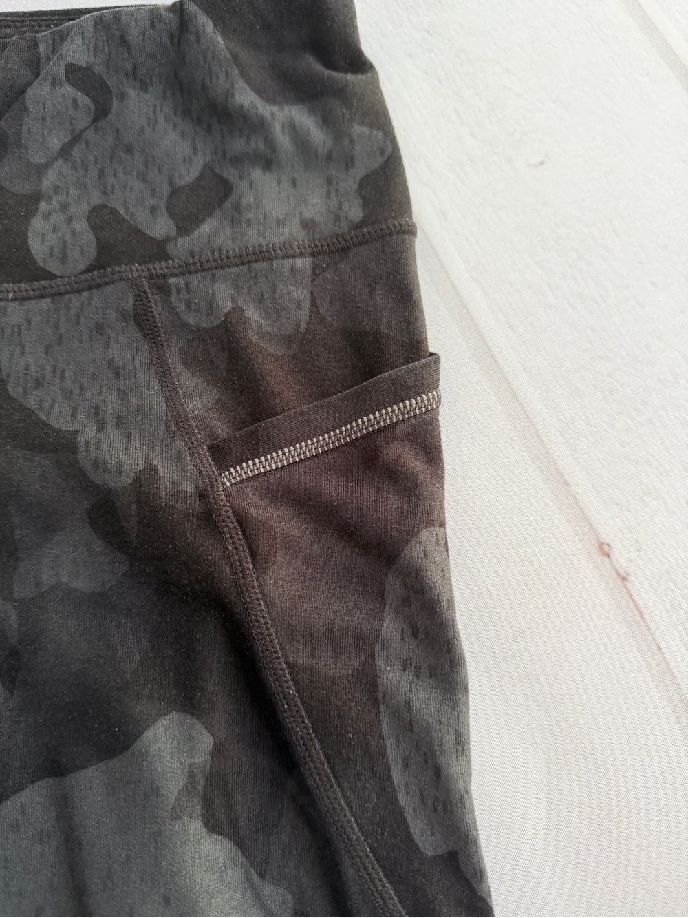 Athleta Black Camo Mesh Panel Pocket Leggings XS Athleisure Athletic - Picture 6 of 7
